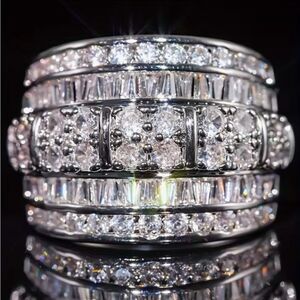 🌺 NEW Elegant & Sparkling Silver and Crystal Ring 🌺